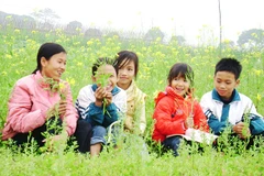 Trẻ em làng quê hồn nhiên.