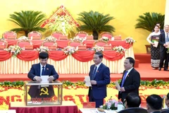 Các đại biểu bầu cử tại đại hội.