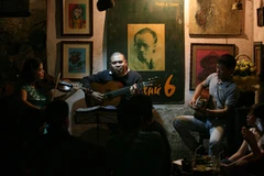 Không gian cà-phê Cuối ngõ. Ảnh: HUYỀN LINH