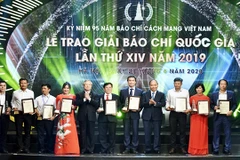 Thủ tướng Nguyễn Xuân Phúc và đồng chí Trần Quốc Vượng, Ủy viên Bộ Chính trị, Thường trực Ban Bí thư trao giải A cho các tác giả, nhóm tác giả có tác phẩm đoạt giải. Ảnh: TRẦN HẢI