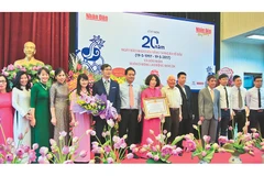 Báo Nhân Dân hằng tháng vinh dự đón nhận Huân chương Lao động hạng Ba tại Lễ kỷ niệm 20 năm ngày báo ra số đầu (19/5/2017). Ảnh: Hồng Vĩnh