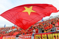 Sắc đỏ phủ kín sân Cẩm Phả
