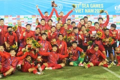 Thầy trò huấn luyện viên Park Hang-seo ăn mừng tấm Huy chương Vàng bóng đá nam SEA Games 31. (Ảnh: KHIẾU MINH)