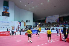 Người hâm mộ phấn khích với màn trình diễn của cầu mây nữ Việt Nam