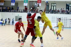 Pha ném bóng của cầu thủ số 6 Nguyễn Hoàng Thanh (Việt Nam).