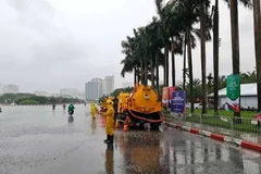 Công nhân Công ty Thoát nước Hà Nội ứng trực chung quanh khu vực Sân vận động Mỹ Đình. (Ảnh: Ngọc Anh)