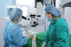 Bác sĩ phẫu thuật mắt cho bệnh nhân. (Ảnh minh họa)