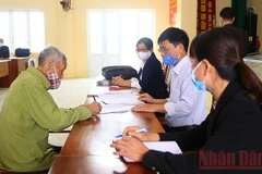Gói hỗ trợ an sinh xã hội đến với người dân ở Hà Nam (Ảnh: Tống Giáp).