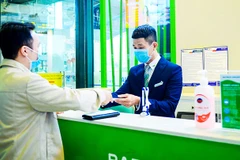 Bên cạnh việc tăng phụ phí, hiện các hãng hàng không đều có chính sách hoàn vé cho hành khách vì dịch bùng phát.