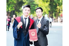 Với nỗ lực không ngừng, Trịnh Thanh Tùng đã hoàn thành chương trình Đại học trước thời hạn. 