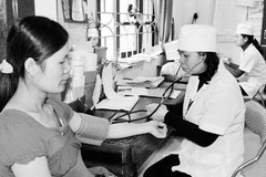 Khám bệnh ở một trạm y tế xã (tỉnh Hòa Bình).