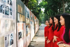Tham quan triển lãm tại Khu Di tích Chủ tịch Hồ Chí Minh.