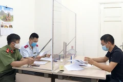 Cơ quan chức năng TP Hà Nội làm việc với ông Trần Văn D, chủ tài khoản Facebook có tên “Hà Nội Phố” về hành vi cung cấp thông tin sai sự thật. Ảnh: NGỌC ANH