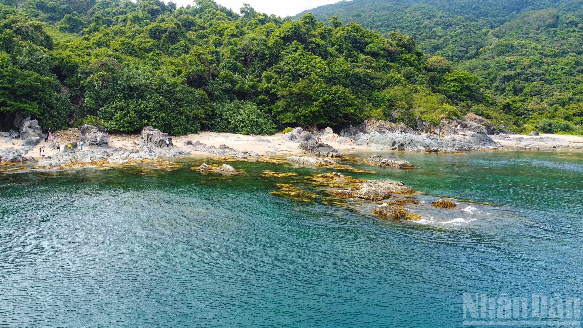 Ghềnh Bàng với vẻ đẹp hoang sơ, đầy cuốn hút.