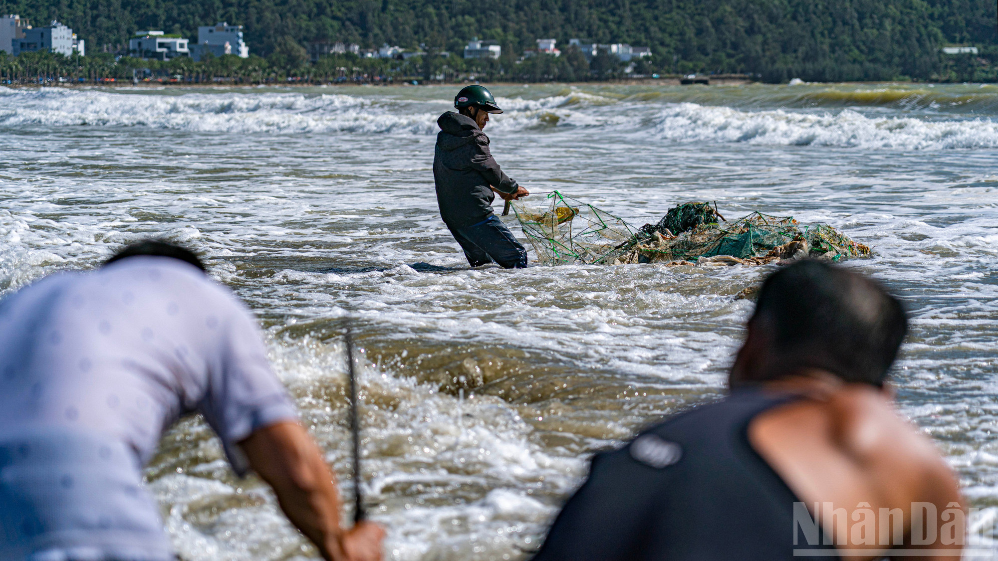 Strandområdet drabbades också av mycket sopor som spolades upp på land av vågorna efter storm 13. ndo_br_don-7.jpg