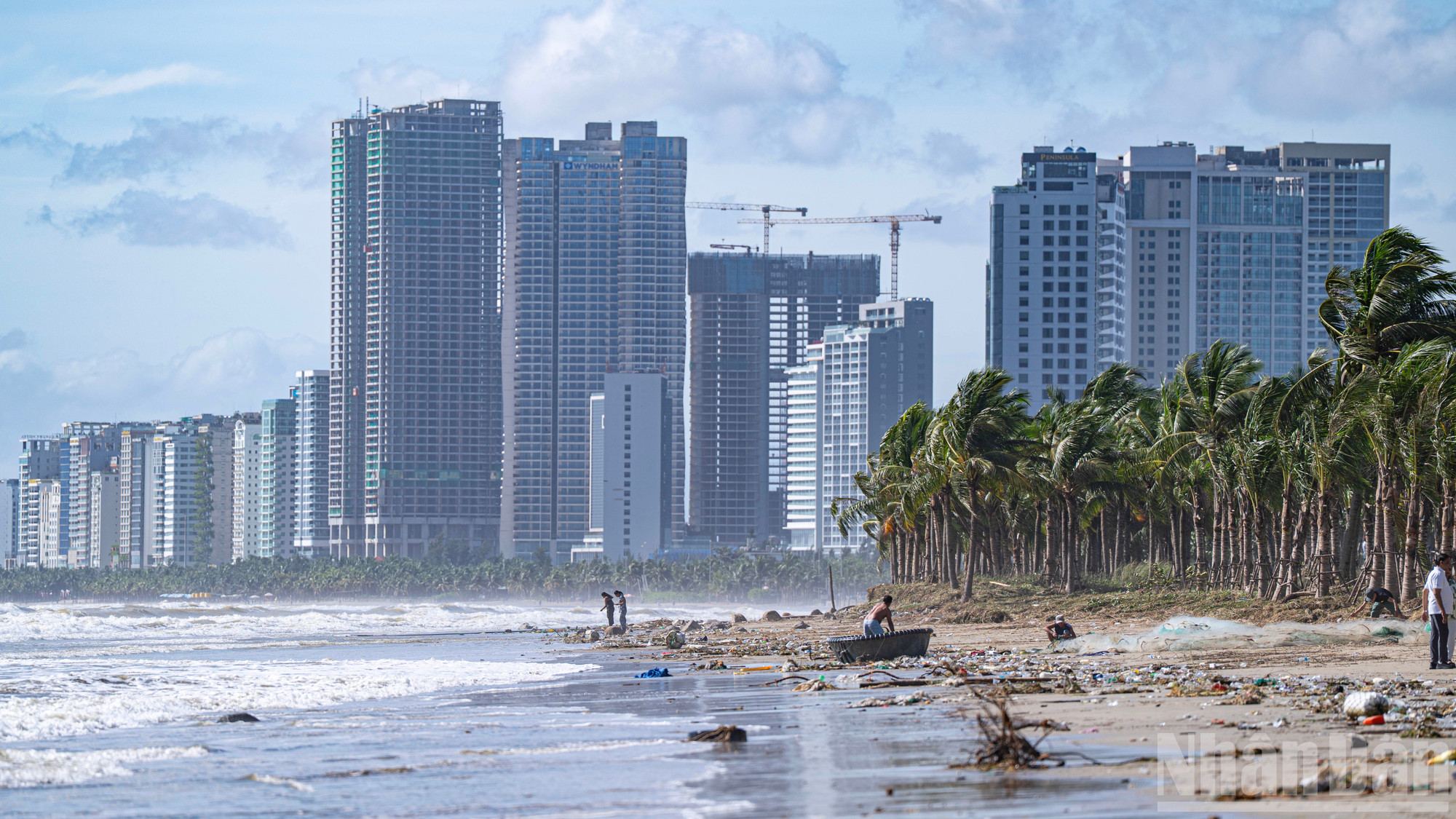 Strandområdet drabbades också av mycket sopor som spolades upp på land av vågorna efter storm 13. ndo_br_don-33.jpg