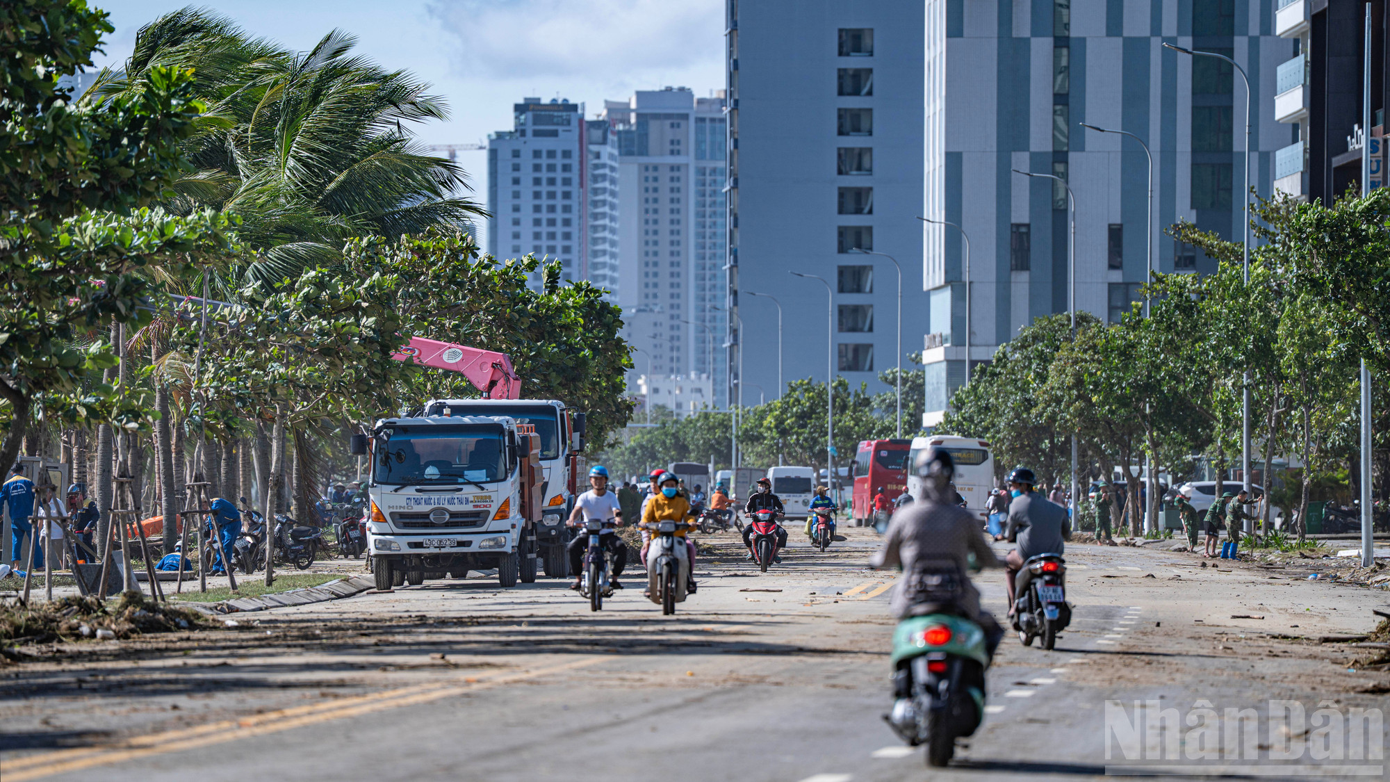 Hoang Sa-gatan registrerades klockan 10:00 den 7 november, efter nästan 3 timmars städning av lokalbefolkningen och myndigheter. ndo_br_don-30.jpg