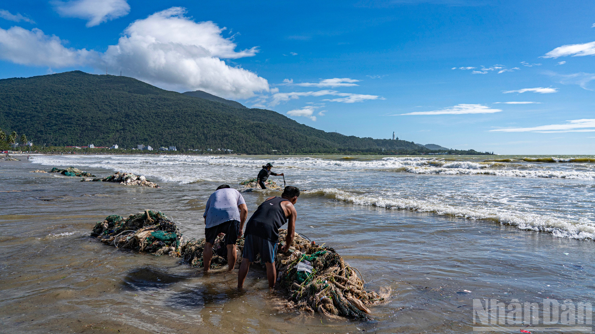 Strandområdet drabbades också av mycket sopor som spolades upp på land av vågorna efter storm 13. ndo_br_don-6.jpg