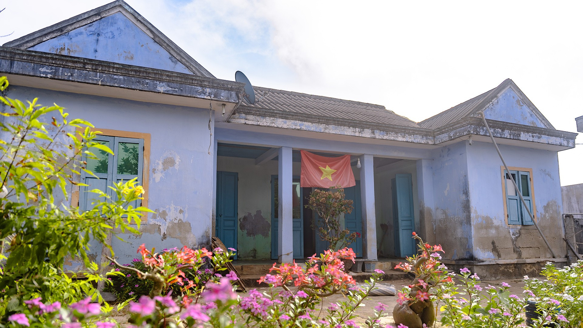 Căn nhà của người dân trên đảo bé Lý Sơn tuy đã nhuốm màu thời gian nhưng vẫn luôn phấp phới bóng cờ Tổ quốc. 7.jpg