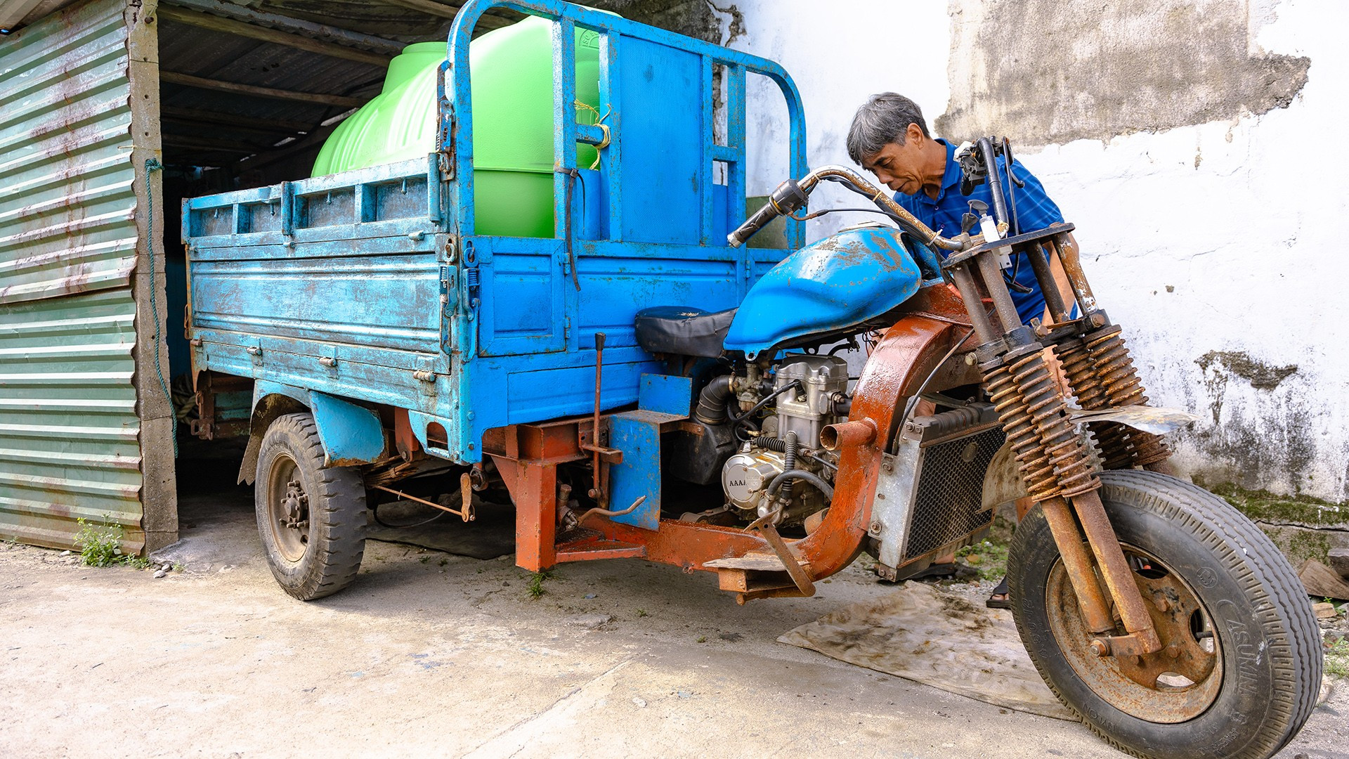 Người dân chuẩn bị đi lấy nước ngọt phục vụ sinh hoạt. 5.jpg