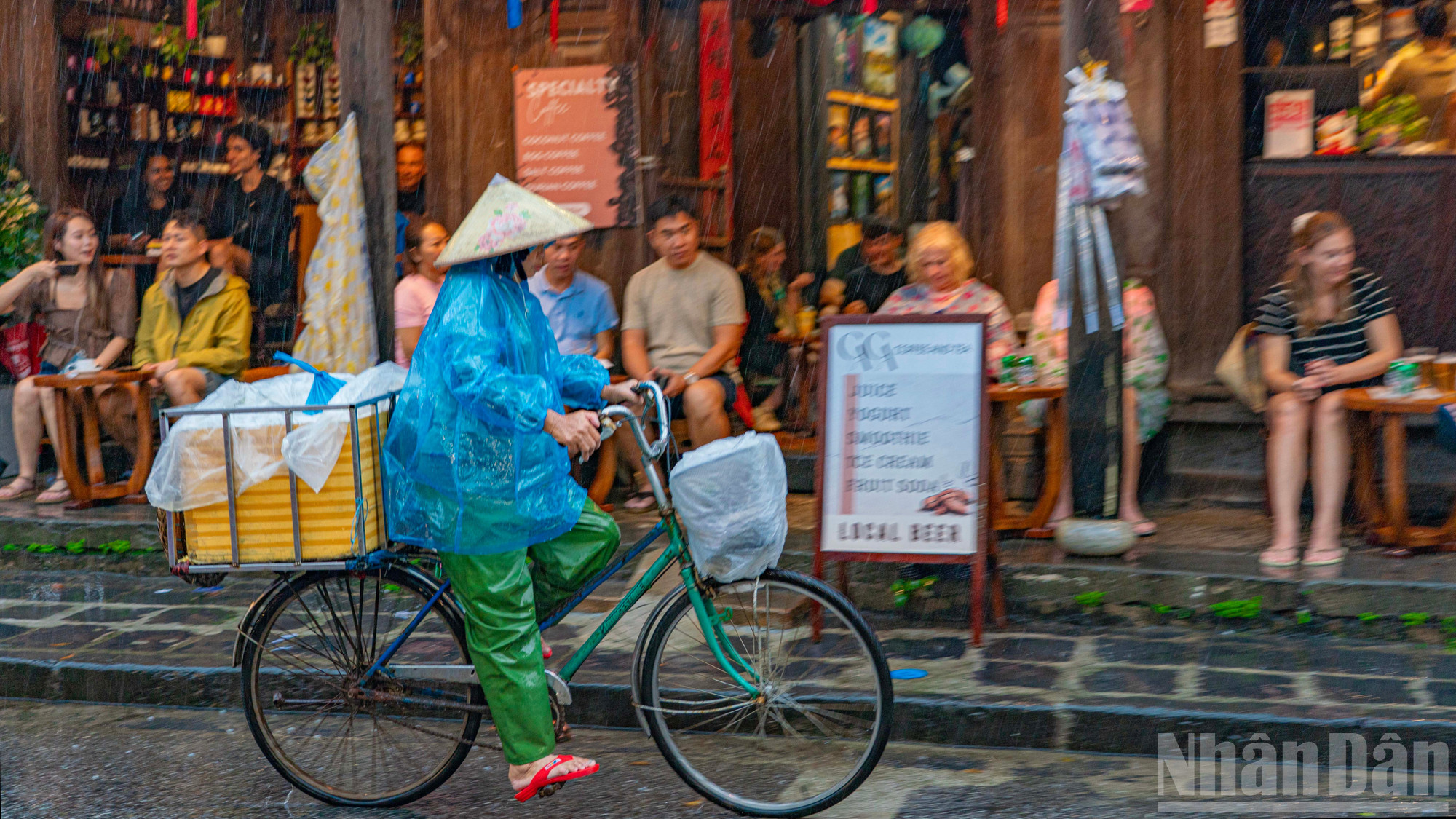 Những dịch vụ bán đồ ăn nóng hổi của người dân vẫn sẵn sàng. ndo_br_hoi-an-14.jpg