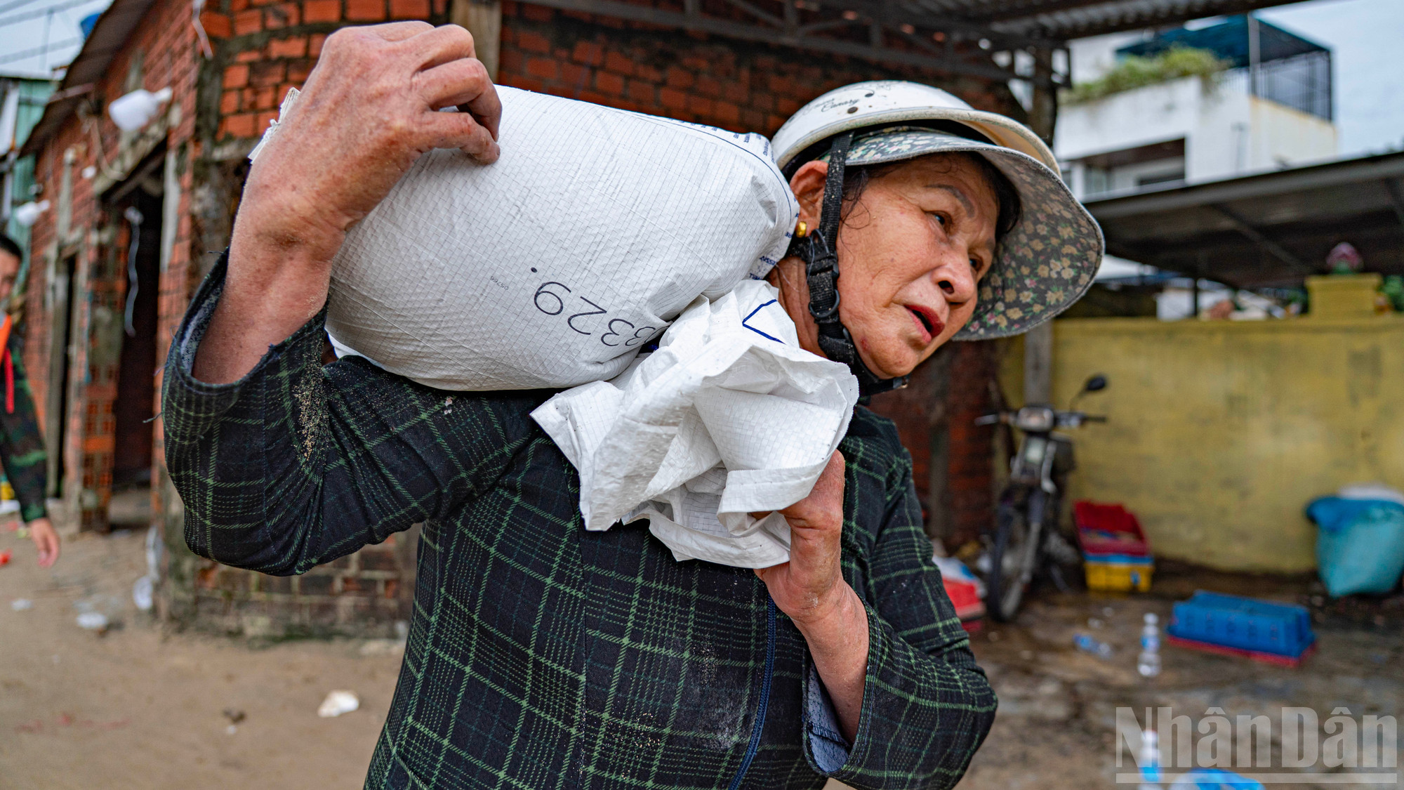 Nhiều phụ nữ tham gia "giữ kè" thể hiện một tinh thần đồng lòng, quyết tâm của người dân. ndo_br_ho-de-4.jpg