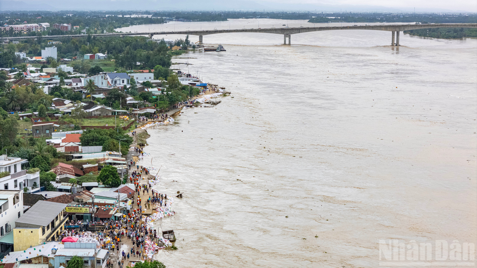 Dòng người hối hả không ngừng nghỉ giành giật từng mét bờ kè với sóng dữ. ndo_br_ho-de-14.jpg