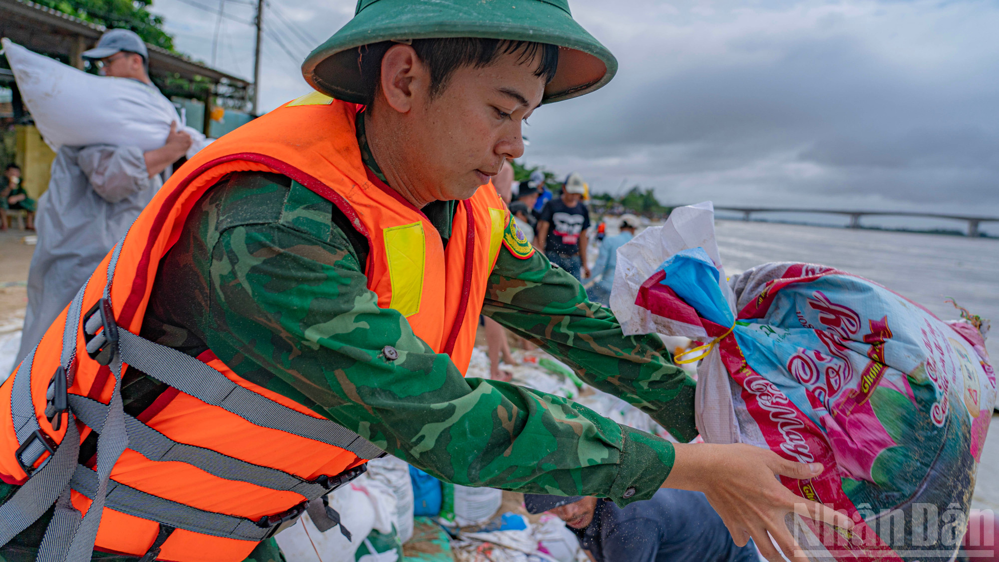Hàng chục nghìn bao tải cát đã được sức người đưa xuống khu vực bờ sông. ndo_br_ho-de-7.jpg