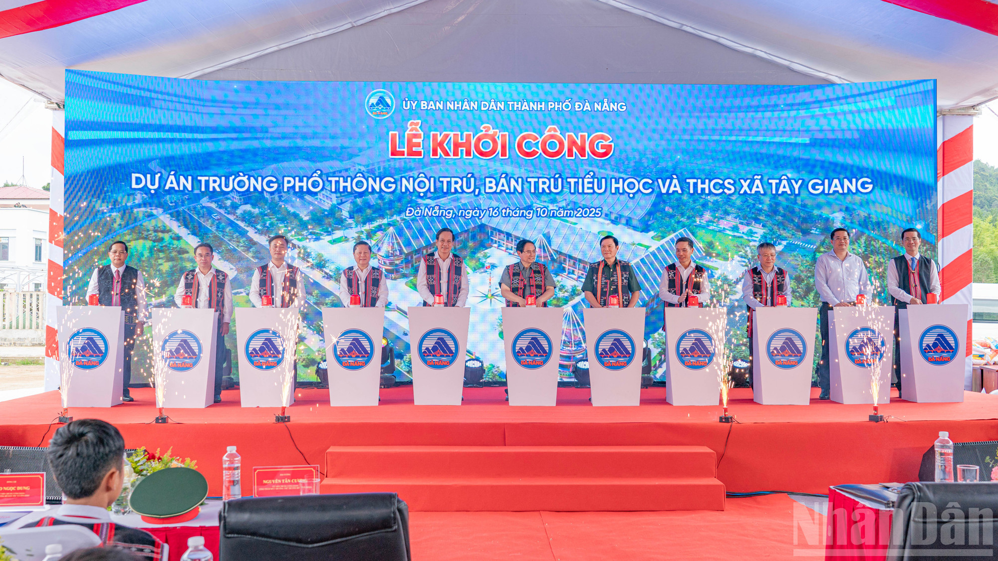 Các đại biểu thực hiện nghi thức bấm nút khởi công dự án. ndo_br_khoi-cong-truong.jpg