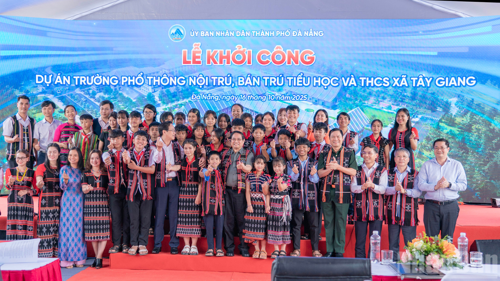 Thủ tướng Chính phủ cùng các đại biểu chụp ảnh lưu niệm với học sinh, giáo viên và người dân địa phương. ndo_br_7.jpg