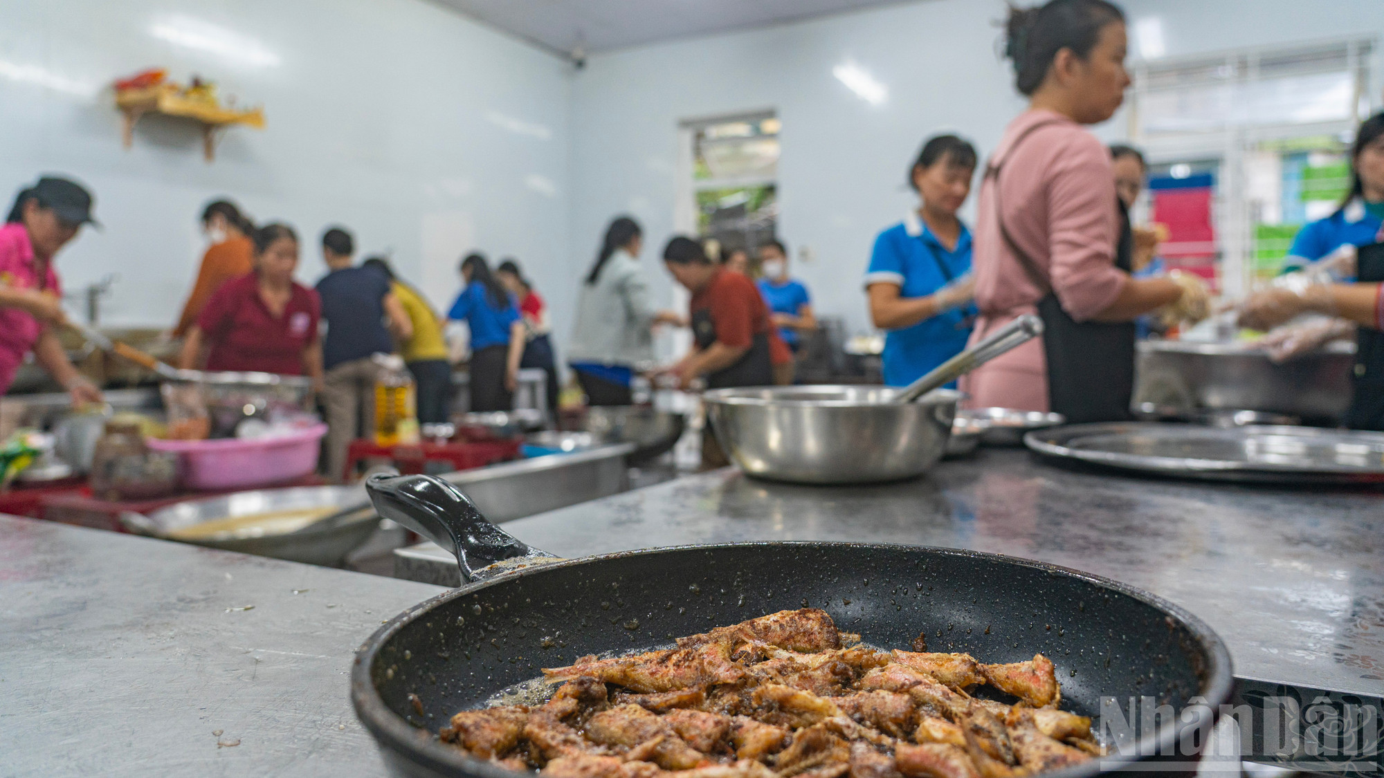 Еда пожертвована самими жителями или прислана щедрыми благотворителями. Кухня не принимает деньги, только продукты и предметы первой необходимости. ndo_br_bep-5.jpg