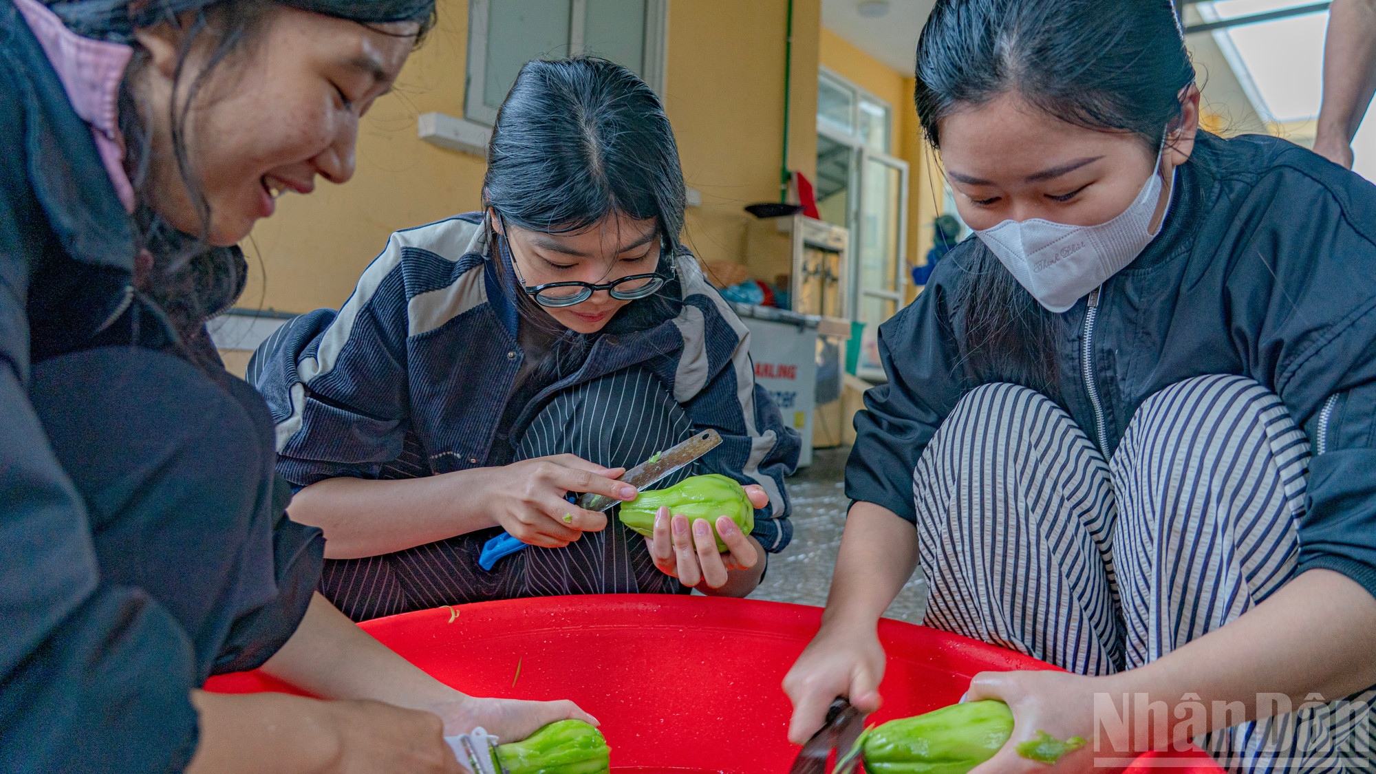 Многие местные молодые люди активно поддерживают кухню. ndo_br_bep-3.jpg