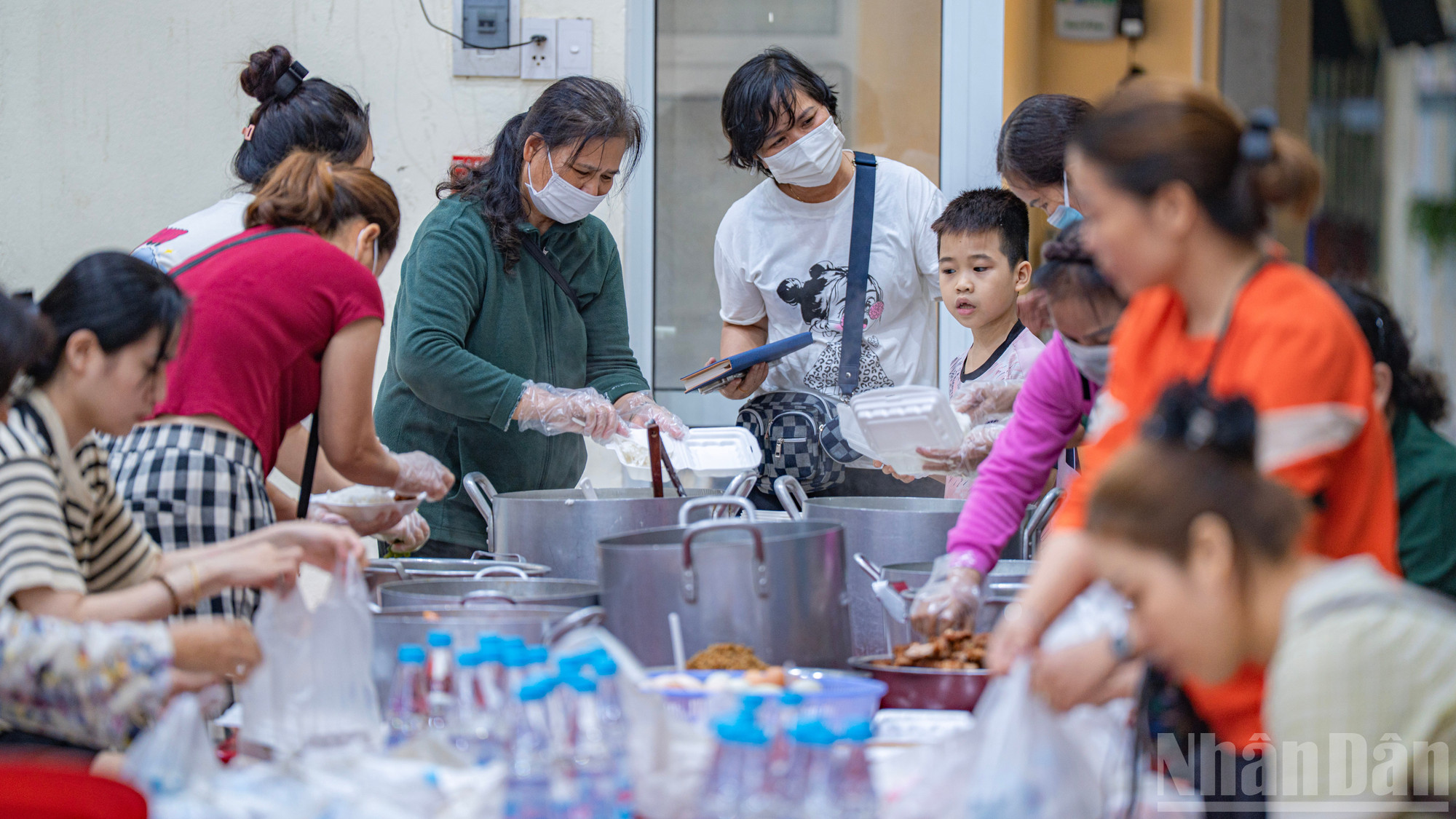 Волонтеры работают на упаковочной линии, каждый из которых берет на себя инициативу в выполнении задания. ndo_br_bep-8.jpg