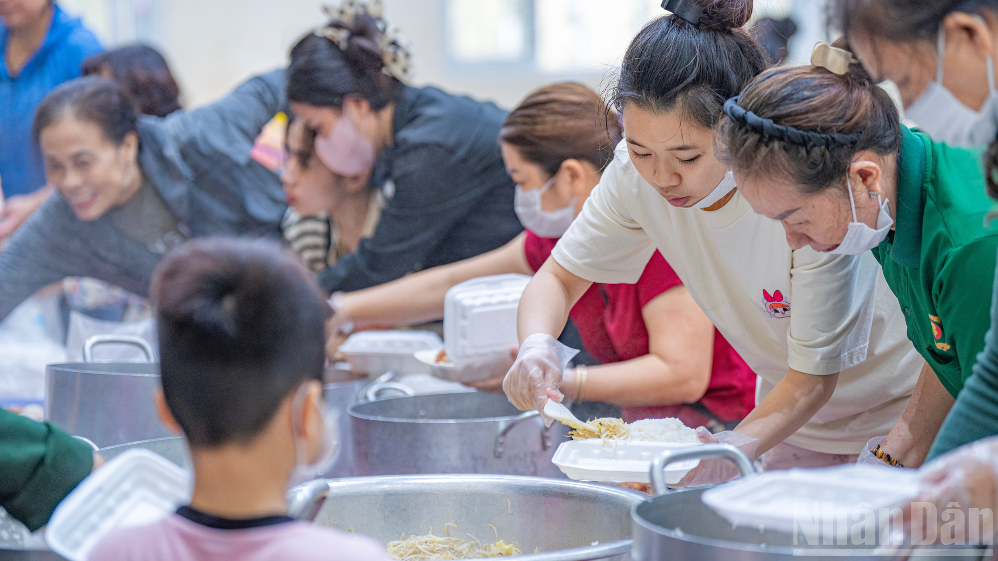 Волонтеры работают на упаковочной линии, каждый из которых берет на себя инициативу в выполнении работы. ndo_br_bep-11.jpg