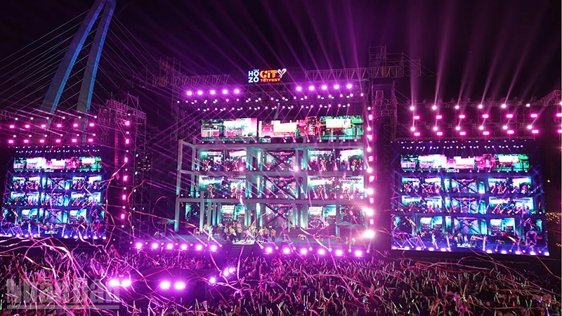 Bữa tiệc ánh sáng trong đêm “Countdown night-City-Maze-ing”. (Ảnh: Linh Bảo).