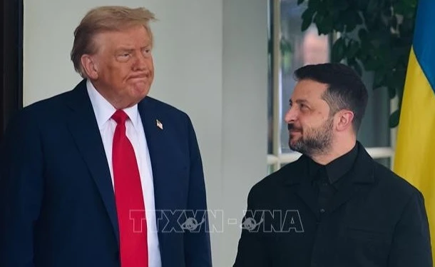 Ngày 18/8/2025, Tổng thống Mỹ Donald Trump (trái) đã có cuộc gặp với Tổng thống Ukraine Volodymyr Zelensky (phải) tại Nhà trắng để thảo luận về những vấn đề then chốt liên quan đến việc kết thúc cuộc xung đột Nga-Ukraine. (Ảnh tư liệu: THX/TTXVN)