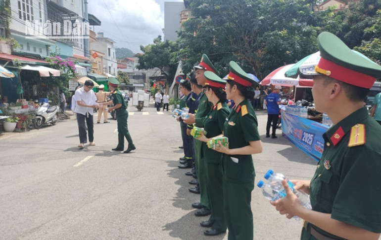 Cán bộ, chiến sĩ các lực lượng tham gia phát nước, sữa miễn phí cho các thí sinh tại điểm thi Trường trung học phổ thông Tô Hiệu, thành phố Sơn La. son-la-5-6162.jpg