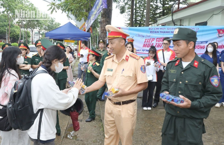 Cùng với các lực lượng, Công an tỉnh Sơn La đã tổ chức cấp phát miễn phí nước lọc và sữa cho các thí sinh. son-la-1-3379.jpg