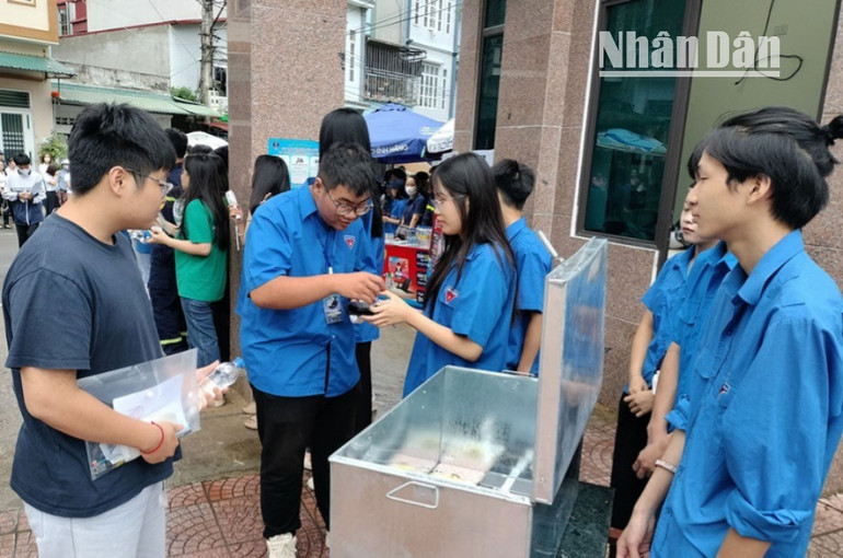 Lực lượng đoàn viên thanh niên hỗ trợ các thí sinh bảo quản điện thoại trước khi vào phòng thi. son-la-3-7459.jpg