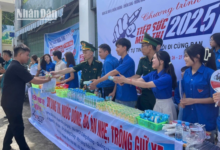 Các lực lượng tham gia tiếp sức mùa thi tại xã biên giới Chiềng Khương, huyện Sông Mã. son-la-6-7562.jpg