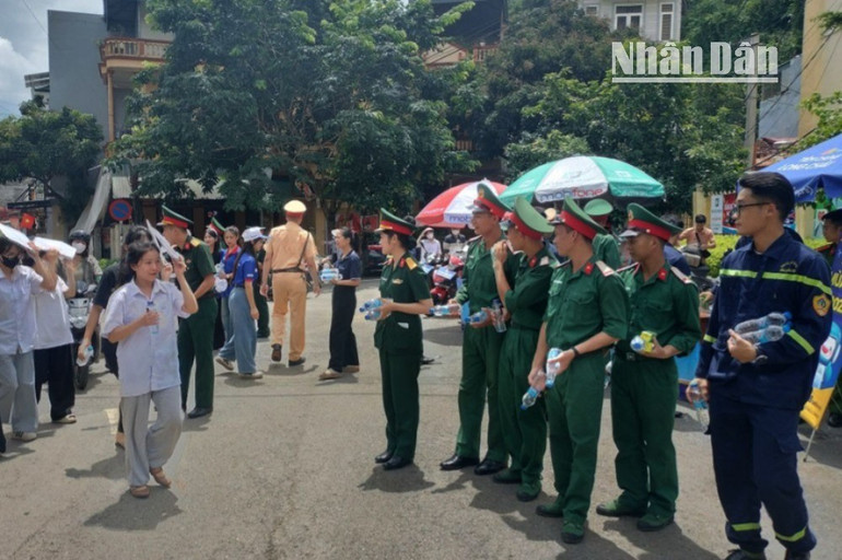 Những hình ảnh ấm áp và quen thuộc tại các điểm thi tốt nghiệp trung học phổ thông năm 2025. son-la-4-5993.jpg