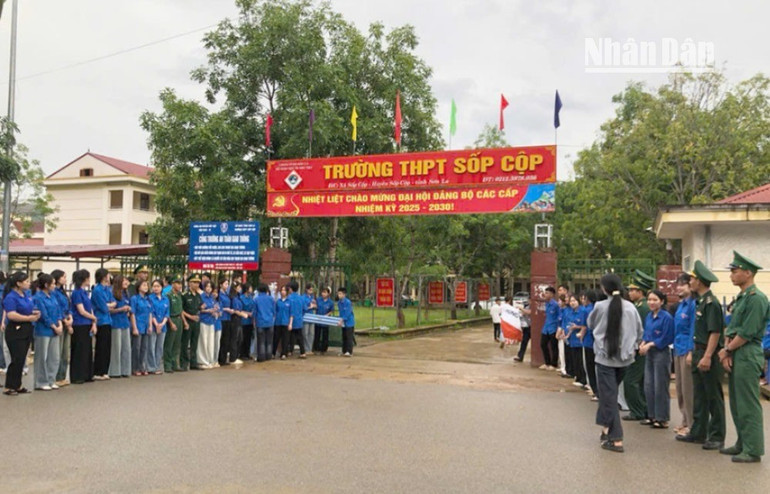 Cán bộ, chiến sĩ các Đồn Biên phòng tuyến huyện Sốp Cộp tiếp sức mùa thi tại Trường trung học phổ thông Sốp Cộp. son-la-7-5907.jpg
