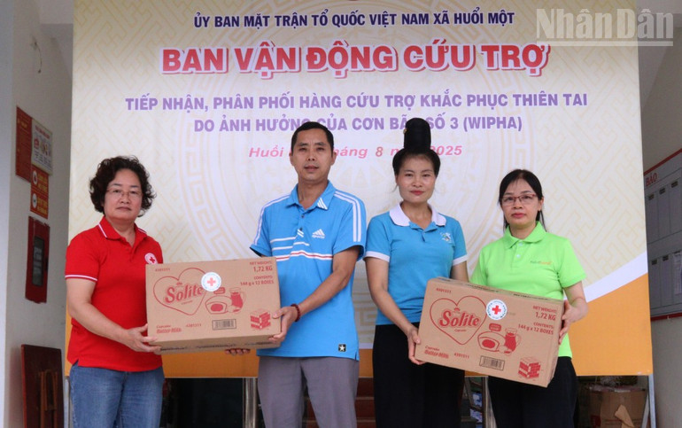 Hội chữ thập đỏ tỉnh Sơn La hỗ trợ cho người dân vùng lũ thông qua Ủy ban Mặt trận Tổ quốc Việt Nam xã Huổi Một. ndo_tr_4-7376.jpg