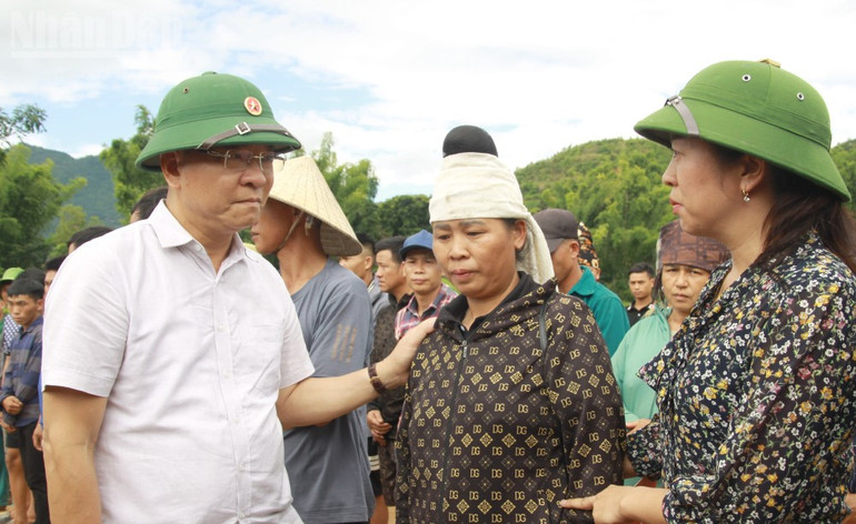 Đồng Chí Lê Thành Long, Phó Thủ tướng Chính phủ thăm, động viên và tặng quà cho các hộ dân vùng lũ Sơn La. ndo_tl_5.jpg