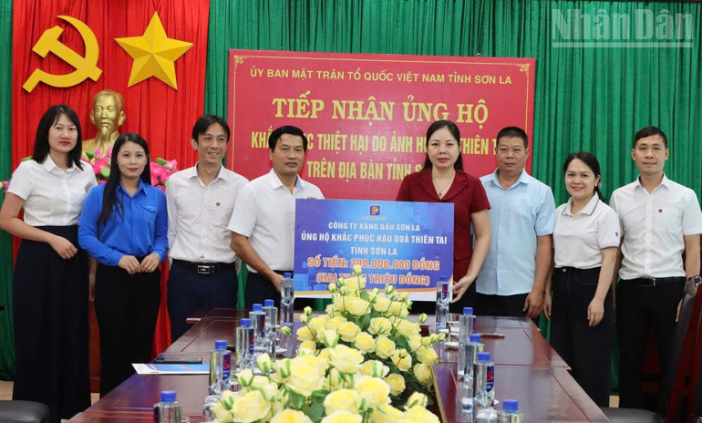 Ủy ban Mặt trận Tổ quốc Việt Nam tỉnh Sơn La tiếp nhận 200 triệu đồng của công ty Xăng dầu Sơn La ủng hộ đồng bào bão lũ. ndo_tr_3.jpg