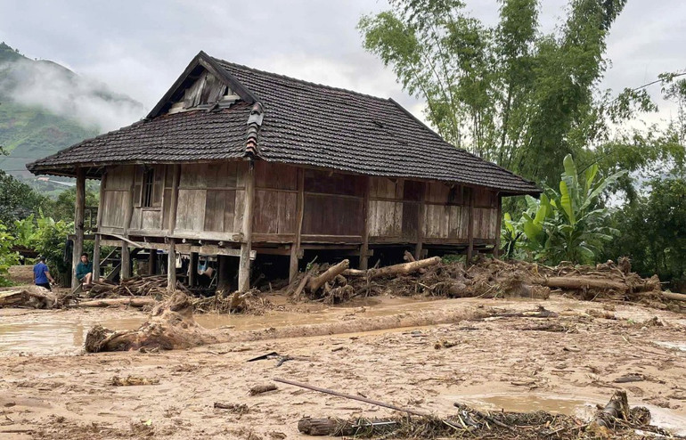 Nước lũ đổ về kéo theo đất đá, cây cối tràn vào nhà dân tại bản Mé Bon, xã Sông Mã. (Ảnh: HƯƠNG GIANG) nuoc-lu-do-ve-keo-theo-dat-da-cay-coi-tran-vao-nha-dan.jpg