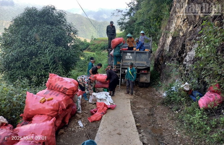 Để lên bản Huổi Có, chúng tôi phải chờ hơn 40 phút để người dân bốc những bao ngô dưới đường lên xe tải. Bởi đường chỉ còn 1 lối nhỏ cho xe máy qua bên phía ta-luy âm ndo_tr_4.jpg