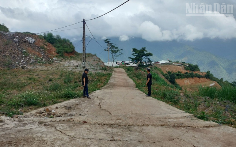 Một đoạn đường nhánh nội bản Huổi Có có hiện tượng lún, nứt và nghiêng sang bên phải. ndo_tr_15.jpg
