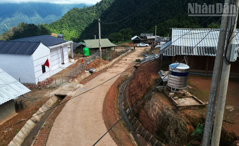 Việc tỉnh Sơn La hỗ trợ xây dựng khu ổn định dân cư vùng thiên tai đã giúp 42 hộ đồng bào H'Mông bản Huổi Có ổn định cuộc sống. ndo_tr_3.jpg