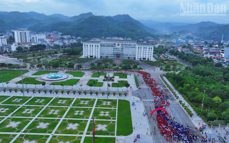 Ngay từ sáng sớm, hàng ngàn người đã tập trung tại Quảng trường Tây Bắc. ndo_tr_6.jpg